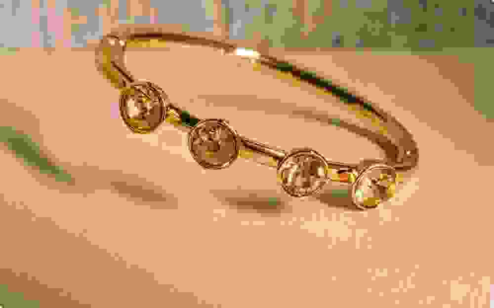 Gold ring with diamonds