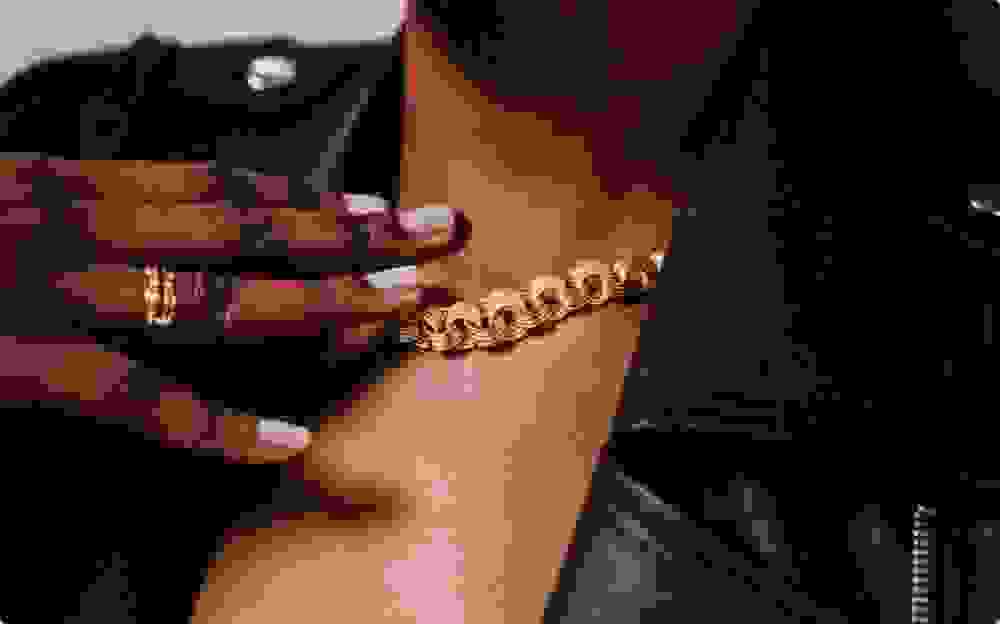 Woman with gold necklass and ring